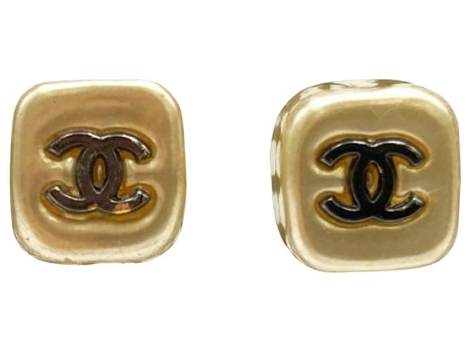 Chanel Logo CC Dourado Metal  ref.1265413