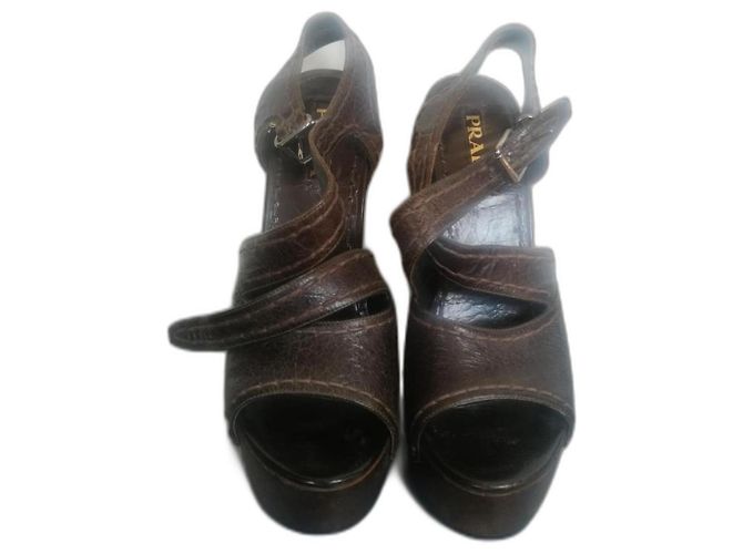 Sandali slingback Prada in pelle di cervo marrone scuro con borchie