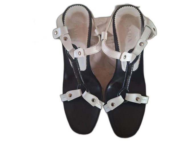Prada Riemchen Sandalen mit Absatz Schwarz Weiß