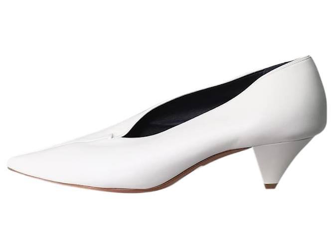 Céline Zapatos de tacón gatito de piel con punta en punta en color blanco - talla UE 38 Cuero  ref.1266294