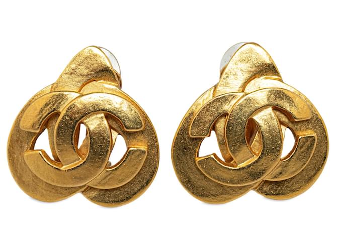Pendientes de clip con corazón CC dorados de Chanel Metal Chapado en oro  ref.1266324