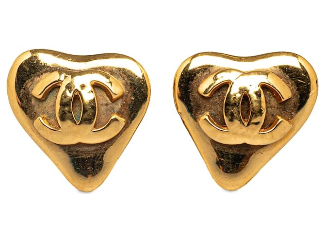 Boucles d'oreilles à clip coeur CC dorées Chanel Métal Plaqué or  ref.1266335