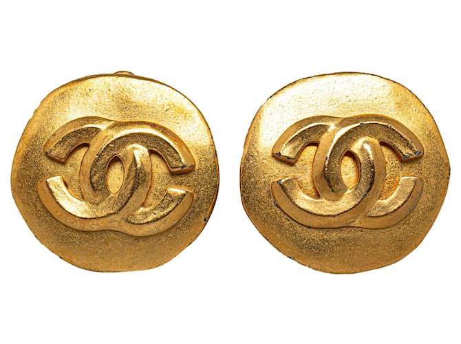 Boucles d'oreilles à clip CC en or Chanel Métal Plaqué or Doré  ref.1266344