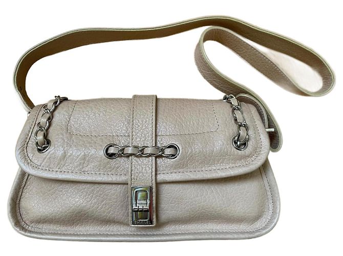 Bolsa Baguette Chanel de Couro Bege