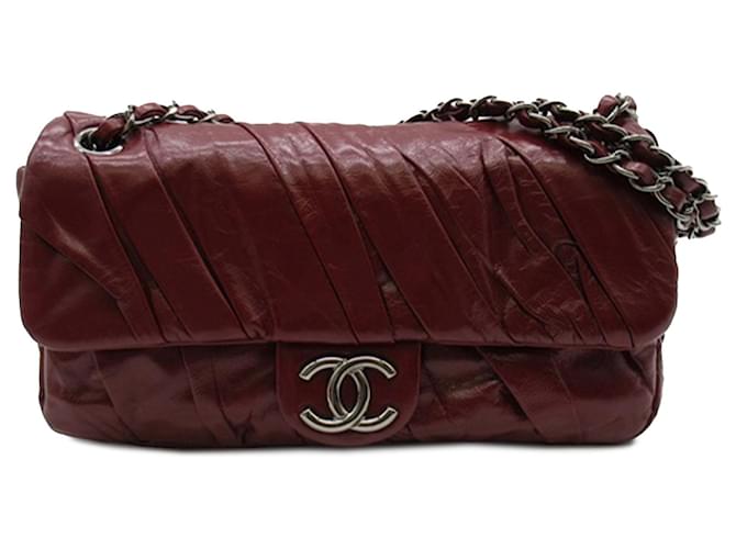 Bolsa de ombro Chanel média em couro de bezerro esmaltado Borgonha com aba torcida Bordeaux  ref.1268399