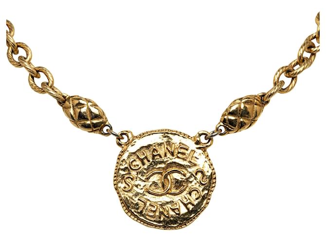 Collar con colgante redondo Chanel CC de oro Dorado Oro amarillo  ref.1268416