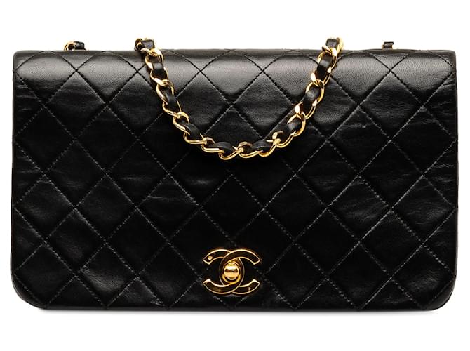 Bolsa Chanel CC preta acolchoada em pele de cordeiro com aba completa Preto Couro  ref.1268428