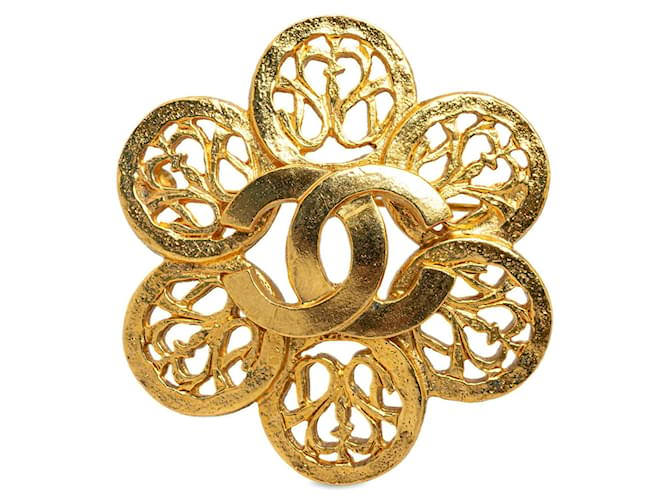 Gold Chanel CC Flower Brooch Golden Metal  ref.1268470