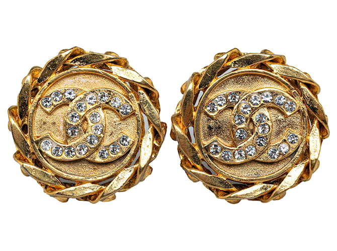 Pendientes de clip con diamantes de imitación Chanel CC dorados  ref.1268471