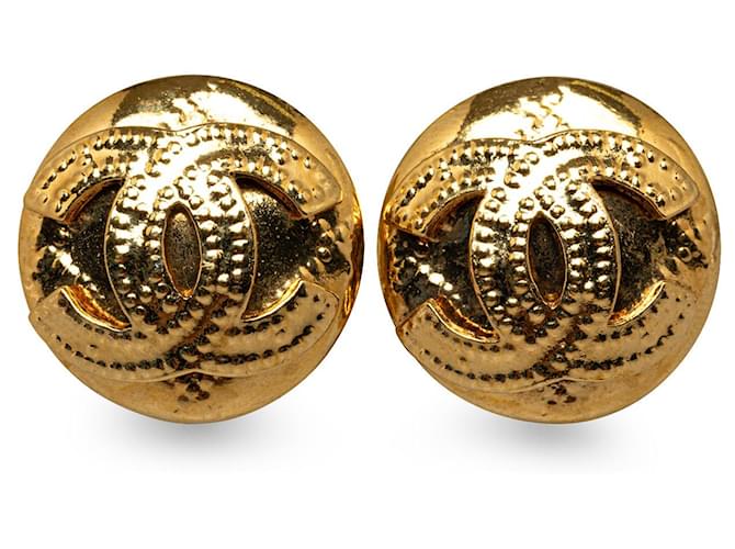 Boucles d'oreilles à clip Chanel CC dorées Plaqué or  ref.1268575