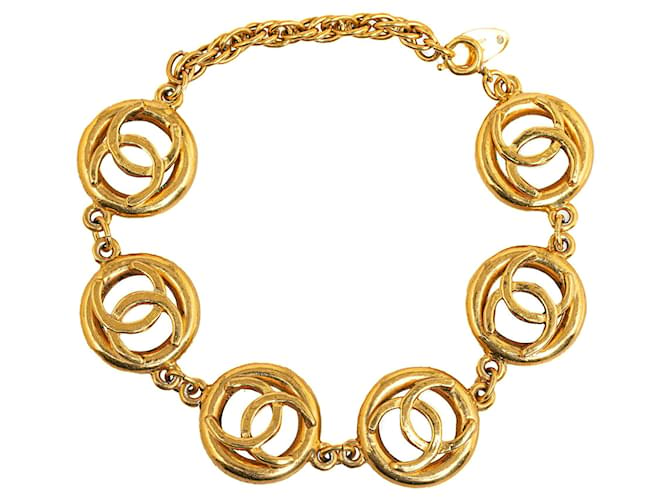 Bracelet médaillon Chanel CC doré Or jaune  ref.1268725