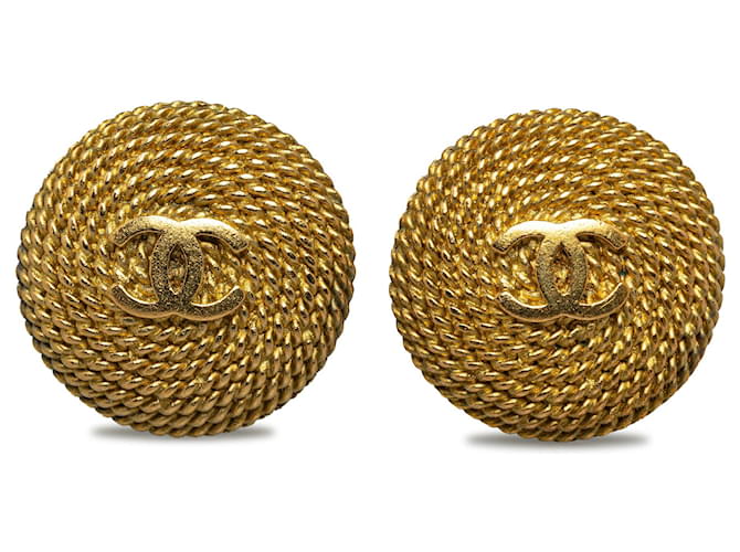 Clipe Chanel CC dourado em brincos Banhado a ouro  ref.1269358
