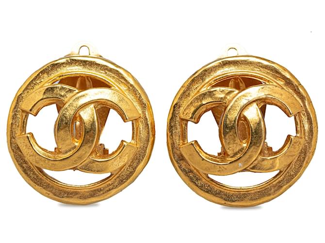 Boucles d'oreilles à clip Chanel CC dorées Plaqué or  ref.1269422