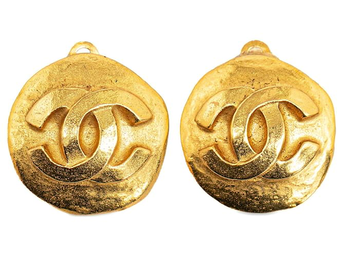 Boucles d'oreilles à clip Chanel CC dorées Plaqué or  ref.1269423