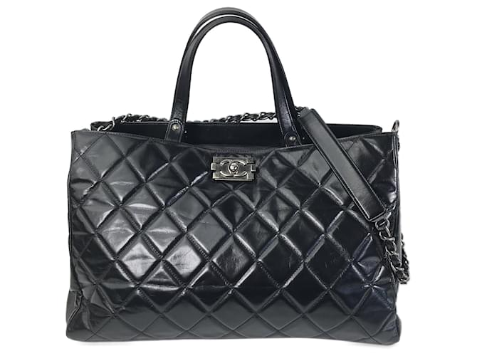 Bolso satchel CC de piel de becerro acolchado Chanel negro Cuero  ref.1269503