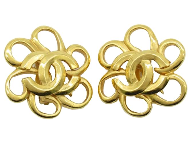 Boucles d'oreilles à clip fleur CC Chanel dorées Plaqué or  ref.1269785