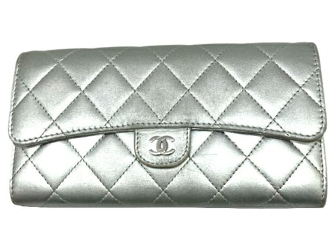 Chanel Matelassé Silvery Leather  ref.1276364