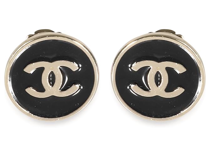 Boucles d'oreilles Chanel CC dorées avec bouton en émail noir  ref.1280093