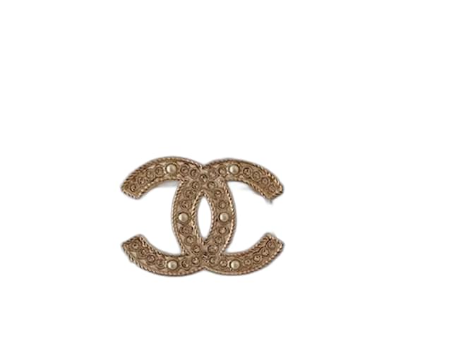 Broche Chanel CC B 19 S dourado com ferragens em ouro. Gold hardware Metal  ref.1280138