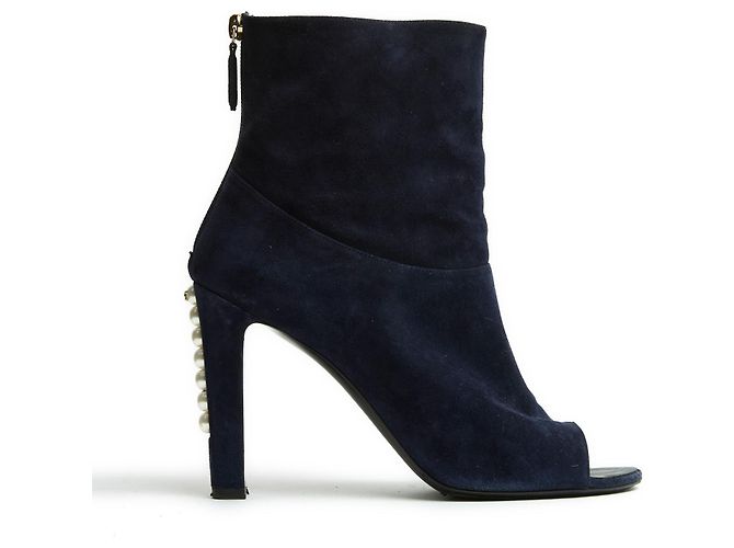 Chanel Botas de tornozelo de camurça azul-marinho com pé aberto e pérolas elegantes EU39 US8.5 Azul marinho