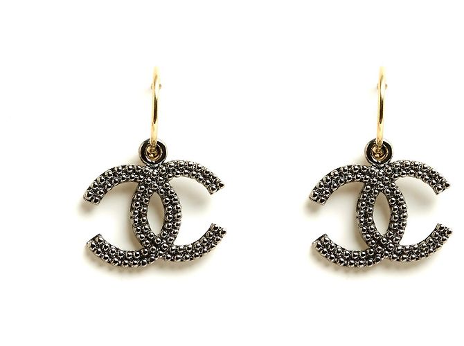 Brincos Chanel Dark Silver Maxi CC em argolas douradas. Dourado
