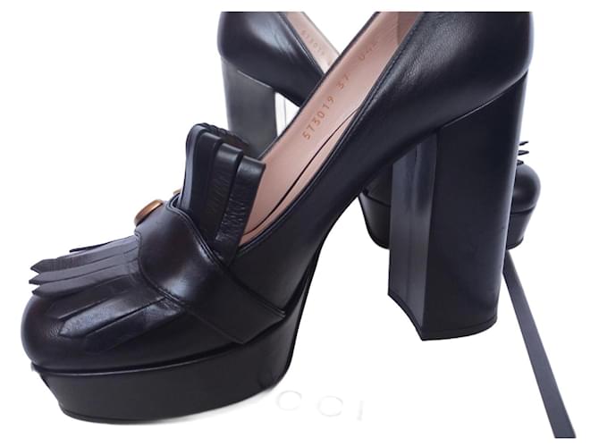 Sapatos de salto alto Gucci Marmont pretos com logotipo GG, bico quadrado e franjas em couro.  ref.1282073