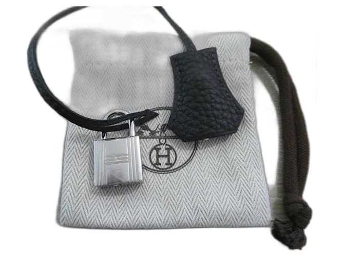 campanilla, tirador y candado Hermès nuevos para bolso Hermès con funda protectora Negro Cuero  ref.1282490