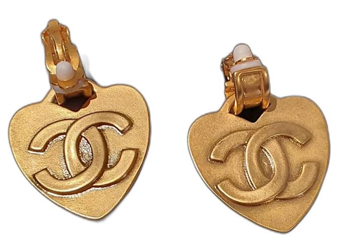Brincos de coração Chanel 1995 em metal dourado  ref.1282683