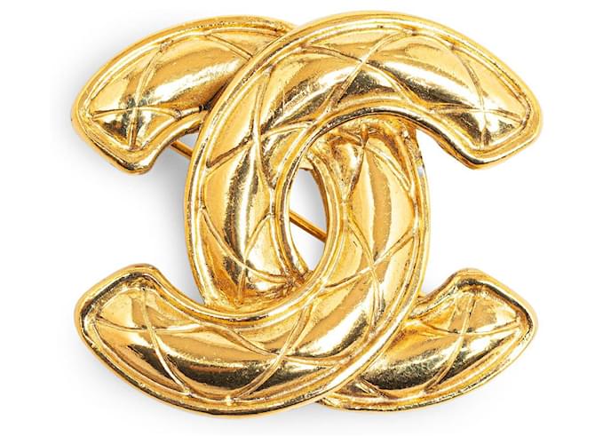 Broche acolchado Chanel CC dorado Metal  ref.1283575