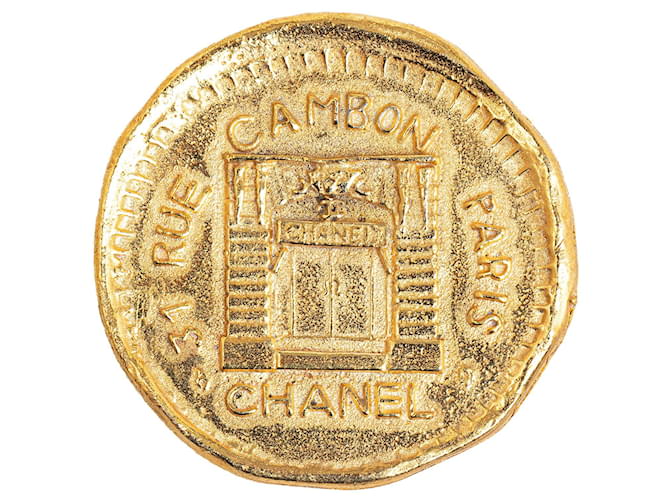 Chanel Dourado 31 Broche Medalhão Martelado Rue Cambon Ouro amarelo  ref.1283584