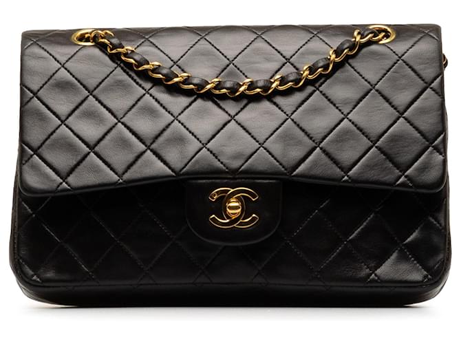 Bolsa de ombro com aba preta Chanel média clássica forrada de pele de cordeiro Preto Couro  ref.1283697
