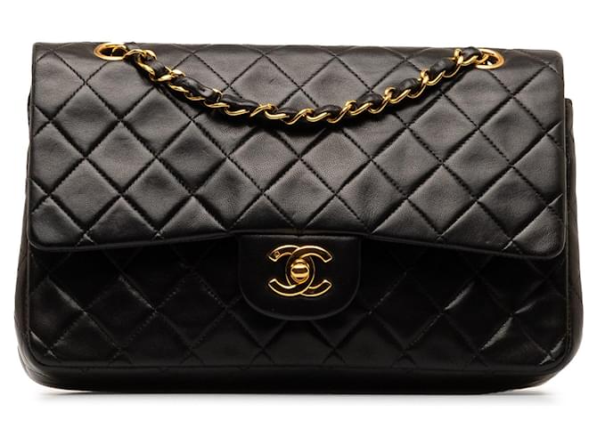 Bolsa de ombro com aba preta Chanel média clássica forrada de pele de cordeiro Preto Couro  ref.1283698