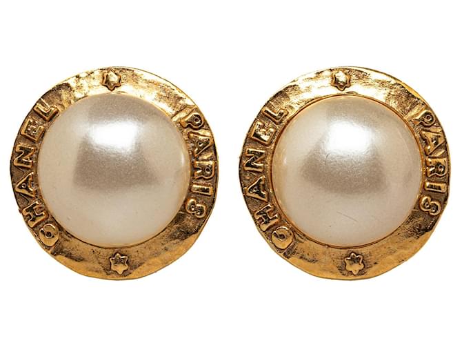 Boucles d'oreilles à clip CC Chanel en fausses perles dorées Métal  ref.1283753