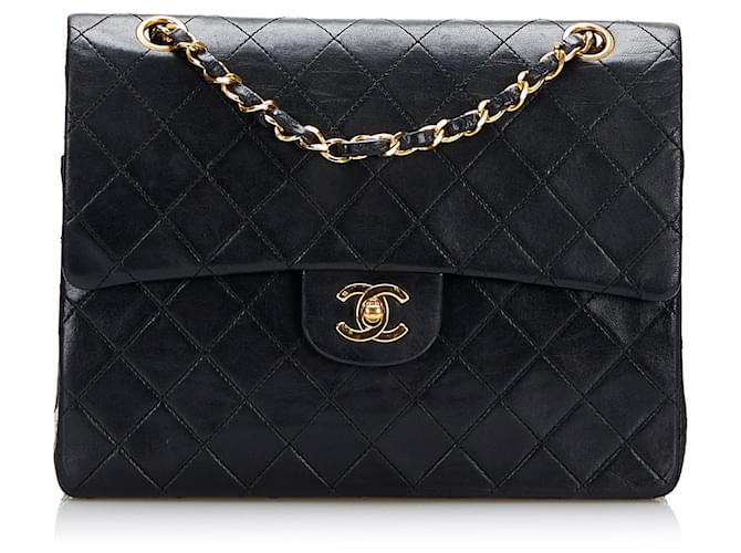 Bolsa de ombro com aba preta Chanel pequena clássica forrada de pele de cordeiro Preto Couro  ref.1283765