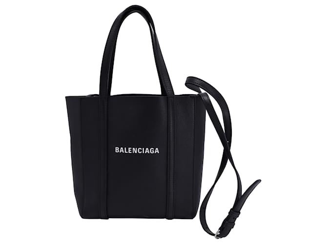 Everyday Balenciaga ist diese verkleinerte Tote perfekt für alle, die ein kompaktes und dennoch stilvolles Accessoire suchen. Schwarz Leder  ref.1283904