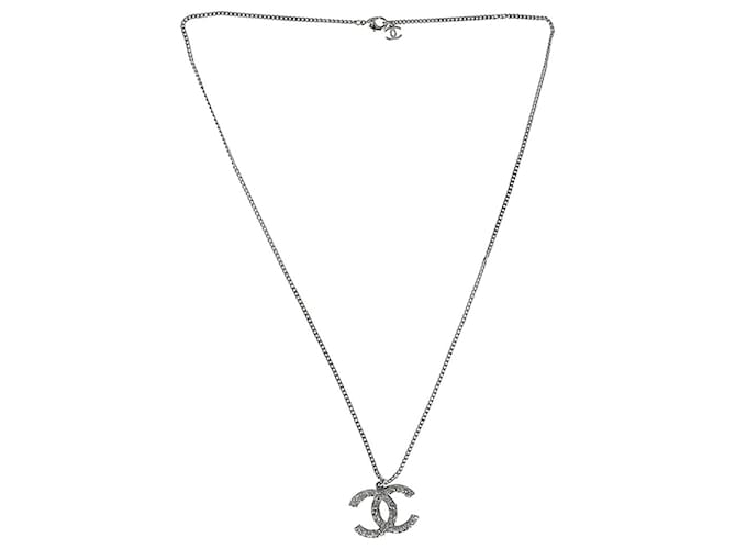 Collana con pendente CC impreziosito Chanel in metallo argentato Argento Metallico Argento  ref.1284030