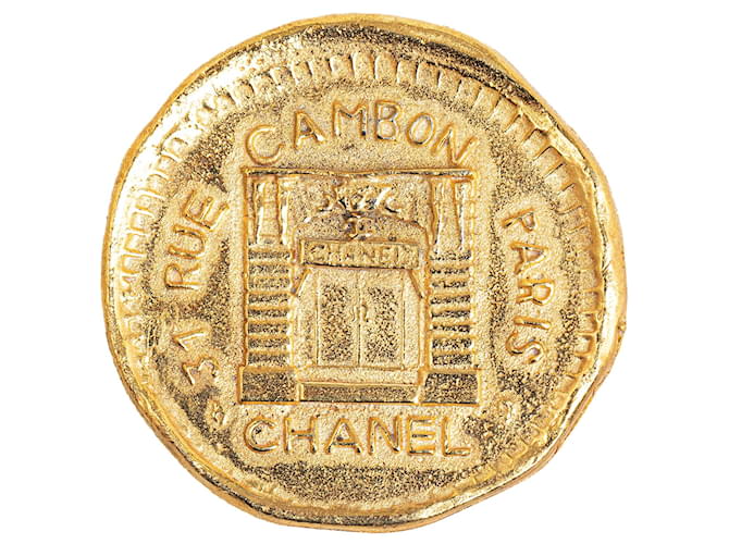 Chanel Dourado 31 Broche Medalhão Martelado Rue Cambon Metal Banhado a ouro  ref.1284100