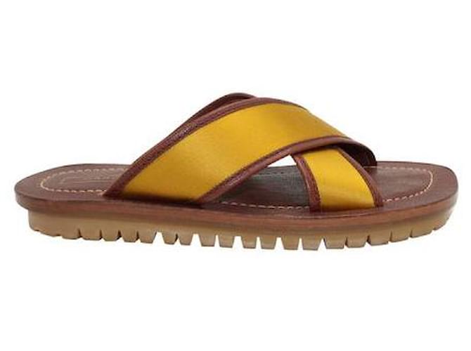Sandalias planas de cuero marrón y dorado amarillo de Marc Jacobs Goma Satén  ref.1285685