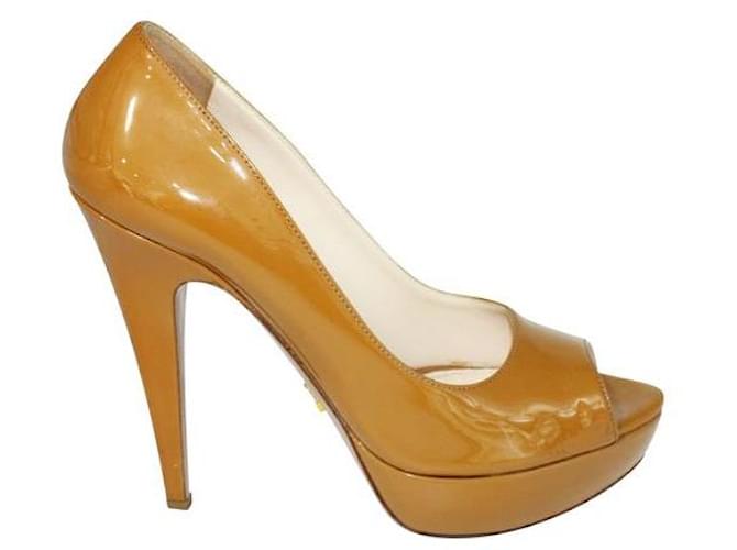 Zapatos de tacón peep toe Vernice Chic amarillos de PRADA Charol  ref.1286374