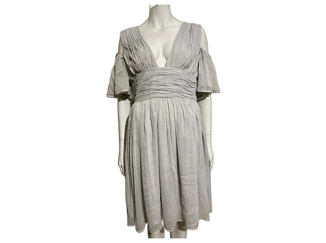 French Connection Hellgraues Chiffonkleid mit freien Schultern