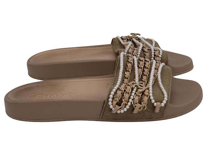 Sandálias Chanel Interlocking CC Pearl e Chain Slide em feltro de lã bege  ref.1291699
