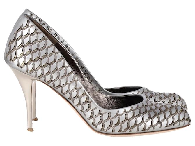 Salvatore Ferragamo Zapatos de salón con punta redonda y abertura en cuero plateado Plata  ref.1292121