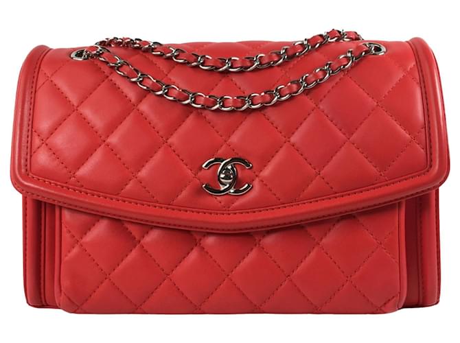 Große Umhängetasche aus rotem Lammleder mit geometrischem Muster und Überschlag von Chanel  ref.1293132