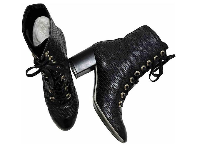 Chanel Schnürstiefel aus schwarzem perforiertem Leder