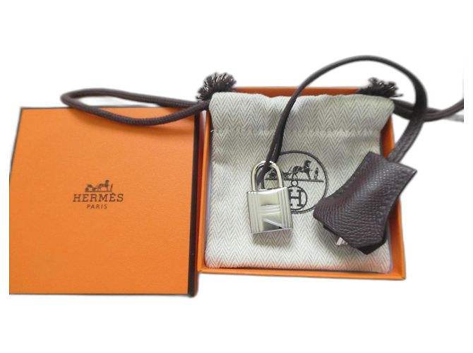 sininho, puxador e cadeado Hermès novos para bolsa Hermès, caixa e saco de pó. Marrom