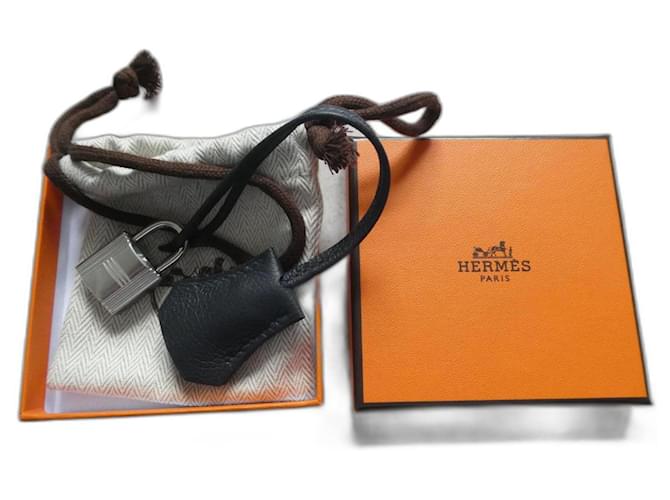 sininho, puxador e cadeado Hermès novos para bolsa Hermès, caixa e saco de pó. Preto Couro  ref.1294145