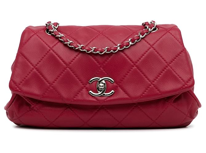 Bolsa de ombro com aba curvada Chanel vermelha em couro de bezerro acolchoado Vermelho  ref.1296155