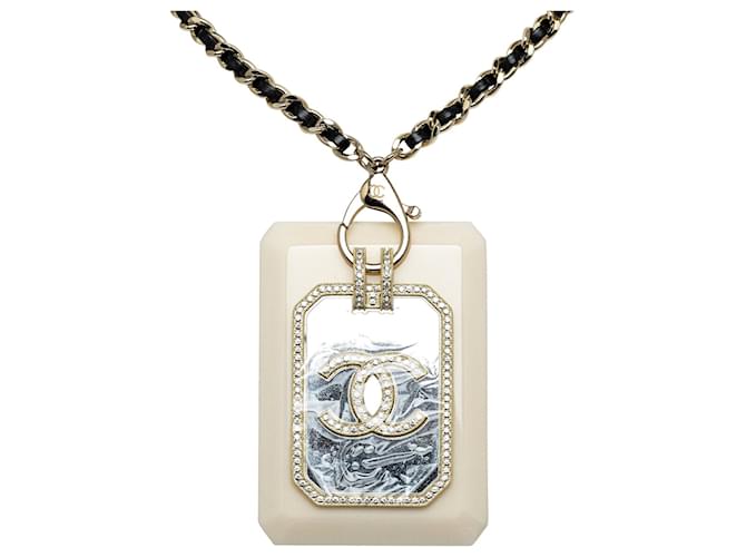 Collar con colgante de tarjetero de resina con adornos de cristal de Chanel blanco Cuero  ref.1296157