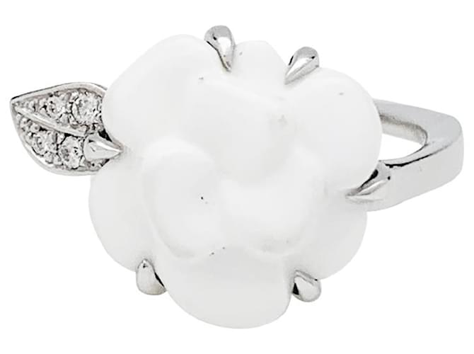 Bague Chanel, "Camélia", or blanc, agate blanche et diamants.  ref.1296800