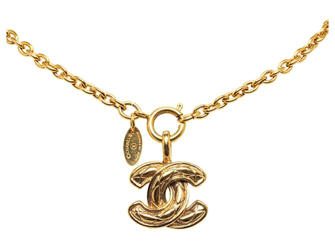 Collar con colgante Chanel CC de oro Dorado Oro amarillo  ref.1297110